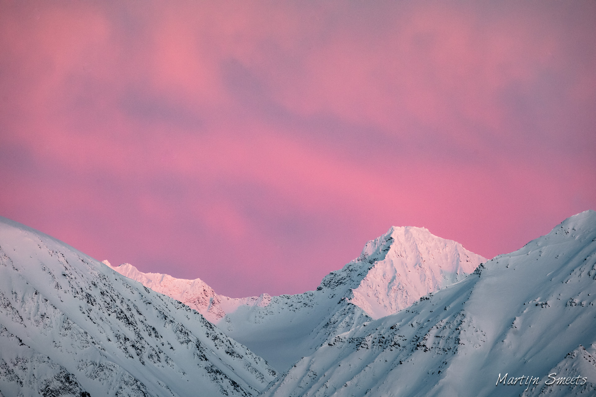 Winterse zonsondergang boven de Krossfjorden, Spitsbergen