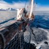 Zeilschip Noorderlicht tussen het ijs in Forlandsundet, Spitsbergen